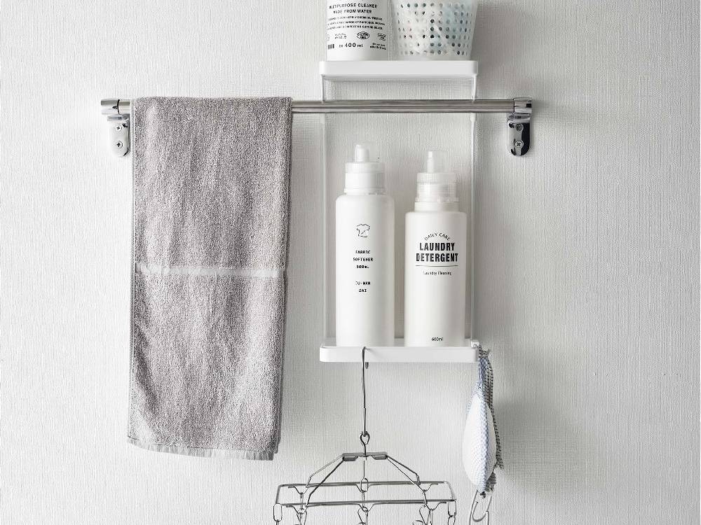 白色のスチール製タワータオル掛け上ラック2段が浴室の棚に設置され、タオルやボトルが掛けられている様子