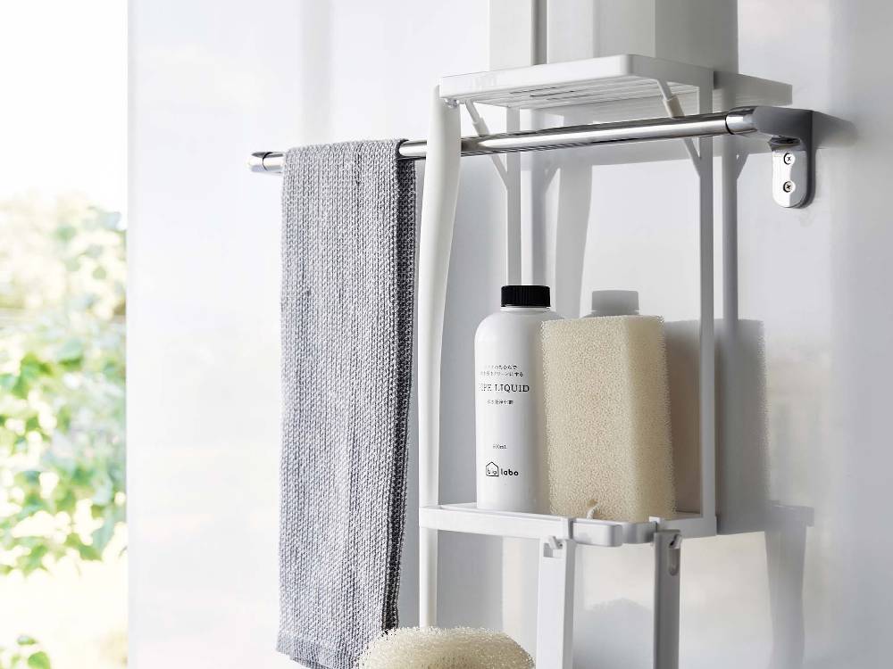 {浴室に設置されたスチール製ホワイトのタワータオル掛け上ラック2段。タオルやバス用品が掛けられ、棚にはバス用品や観葉植物が置かれています