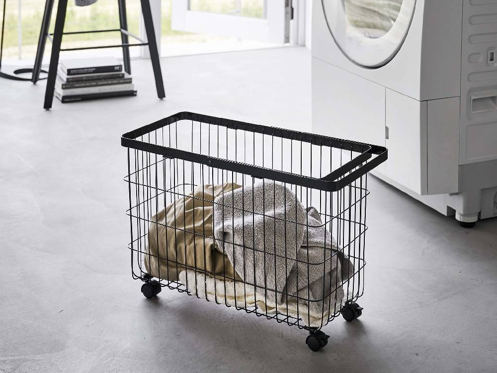 タワーランドリーバスケット キャスター付きワイド&ローー。スチール製で35リットルの大容量を持ち、ナイロンキャスターにより簡単に移動可能な洗濯かご
