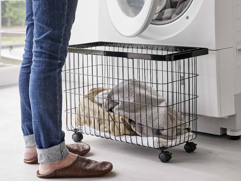 キャスター付きスチール製ランドリーバスケット「tower」、幅広で約35リットルの家庭用収納用バスケット