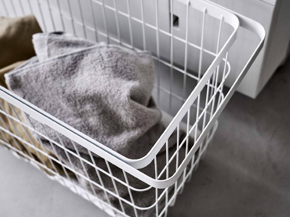キャスター付きグレーのランドリーバスケット、スチール製でハンドルと棚が付いた収納用洗濯バスケット