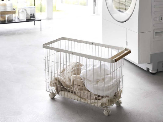 【tosca/トスカ】ランドリーバスケット キャスター付きワイド&ロー。スチール製フレームに天然木ハンドルを採用し、35Lの容量で家庭の洗濯物を効率的に収納できます。滑らかに移動できるキャスター付き。