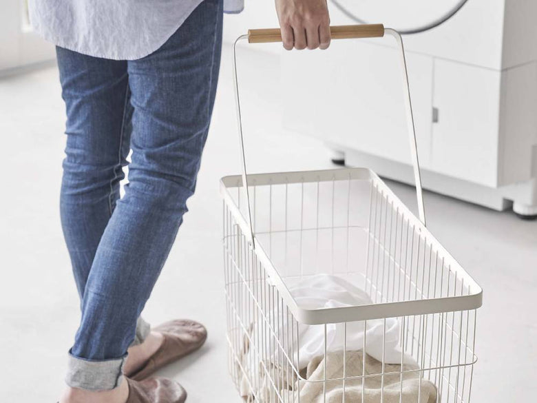 tosca（トスカ）のキャスター付きワイド＆ローランドリーバスケット、スチールと天然木製で35リットルの大容量、洗濯物の収納に最適