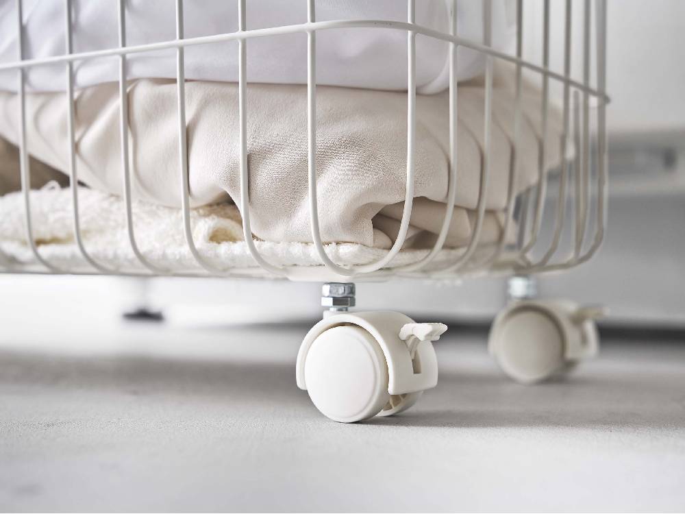 toscaトスカのキャスター付きランドリーバスケット。スチールと天然木を使用し、35リットルの容量で洗濯物をスムーズに収納できます。