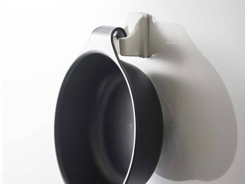 ポリプロピレン製マグネット＆引っ掛け湯おけ【MIST/ミスト】をスチール壁面に取り付けたキッチン用品