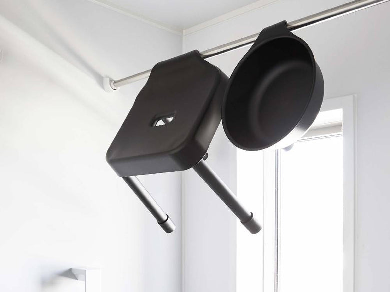 ポリプロピレン製の「MIST/ミスト」マグネット＆引っ掛け湯おけがスチール壁に取り付けられている様子