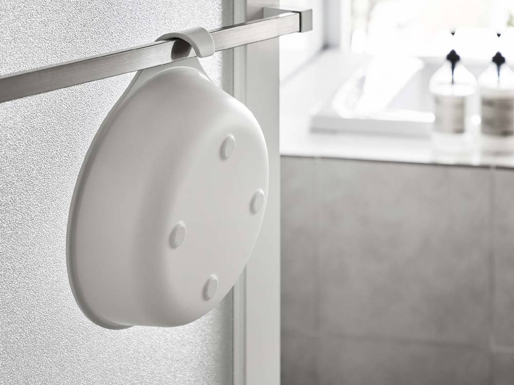 銀色の「MIST/ミスト」マグネット付きトイレットペーパーホルダー。アルミニウムとニッケル製で浴室のスチール壁面に簡単に取り付けられます。