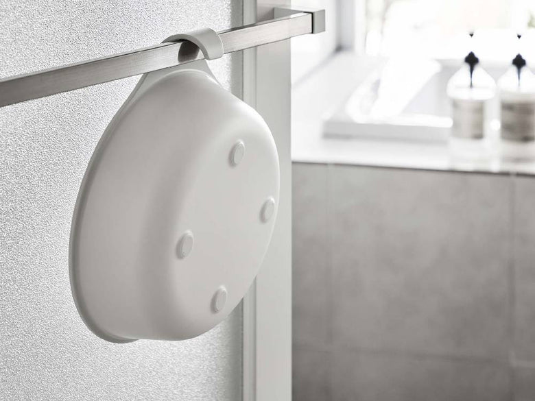 銀色の「MIST/ミスト」マグネット付きトイレットペーパーホルダー。アルミニウムとニッケル製で浴室のスチール壁面に簡単に取り付けられます。