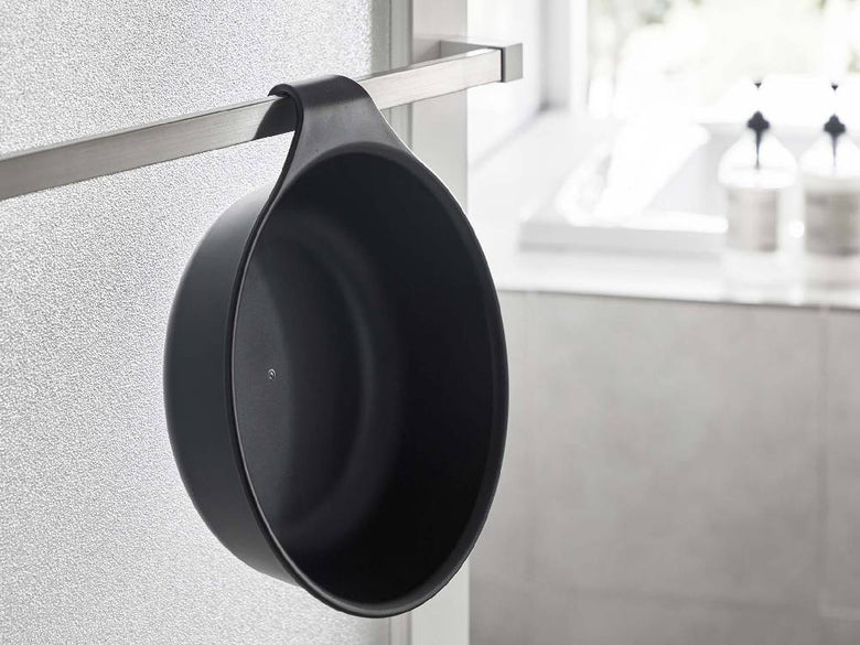 ポリプロピレン製のマグネット＆引っ掛け式キッチン用品ホルダー。銀色のステンレスハンドルが特徴で、平らな壁面やスチール表面に簡単に取り付け可能です。