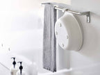 浴室のスチール壁に取り付けられた【MIST/ミスト】マグネット&引っ掛け湯おけ。タオルやトイレットペーパーなどの家庭用品が整理されています。