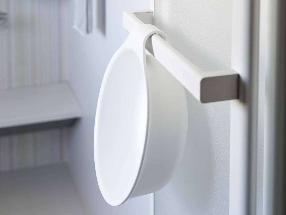 MIST/ミストのマグネット＆引っ掛け湯おけがスチール壁面に取り付けられている様子