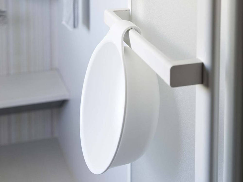 MIST/ミストのマグネット＆引っ掛け湯おけがスチール壁面に取り付けられている様子