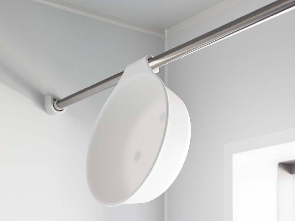 スチール壁にマグネットで取り付けられたMISTマグネット＆引っ掛け湯おけと、その上に照明器具と鏡が配置されているキッチンの様子