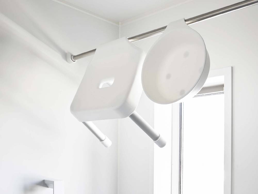 天井に取り付けられた蛍光ランプ付きのシーケンス照明器具に、【MIST/ミスト】マグネット&引っ掛け湯おけが装着されている様子