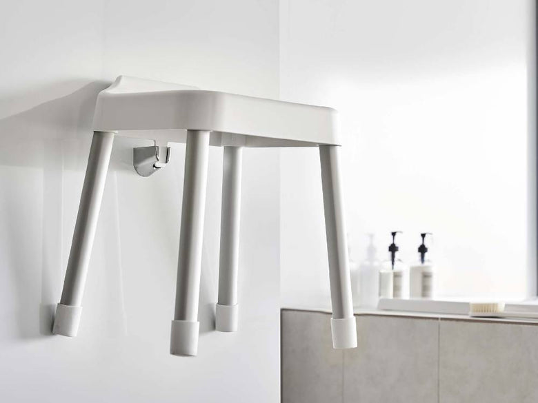 MIST/ミスト 引っ掛け風呂イス SH35のシルバーカラーの浴室用イス。ポリプロピレン製の座面とアルミニウム合金のパイプを使用し、耐荷重100kgに対応