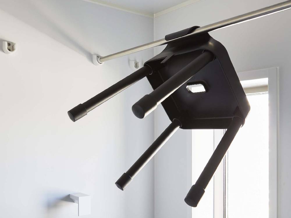 浴室の天井に取り付けられた照明器具とパイプのそばに掛けられた【MIST/ミスト】引っ掛け風呂イス SH35