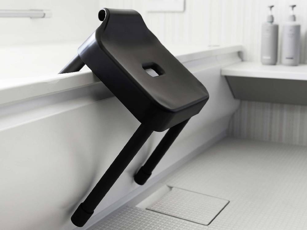 MIST/ミスト 引っ掛け風呂イス SH35。銀色のアルミニウム合金パイプとポリプロピレン座面を備え、耐荷重100kgの風呂用椅子の画像