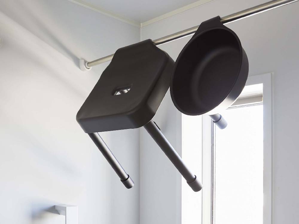 シルバー色のアルミ合金パイプとポリプロピレン座面を備えたMISTの引っ掛け風呂イス SH35