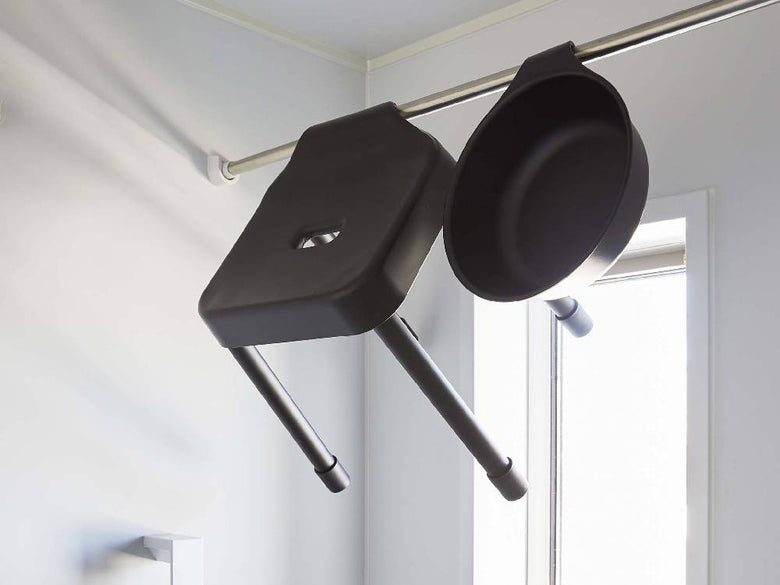 シルバー色のアルミ合金パイプとポリプロピレン座面を備えたMISTの引っ掛け風呂イス SH35