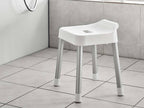 白色の【MIST/ミスト】引っ掛け風呂イス SH35、ポリプロピレン製座面とアルミニウム合金製パイプを備えた風呂用イス