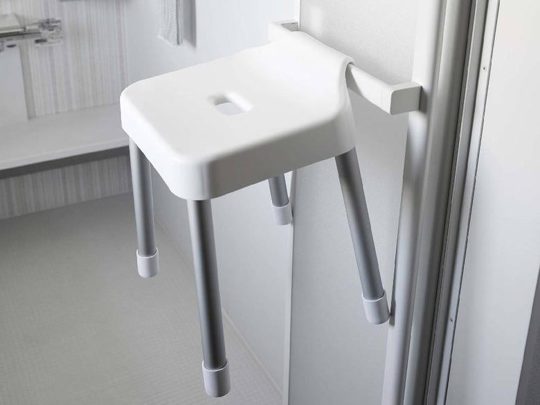 MIST（ミスト）の引っ掛け風呂イス SH35が浴室のシャワーフックに取り付けられており、ポリプロピレン製の座面とアルミニウム合金のパイプが特徴的な様子