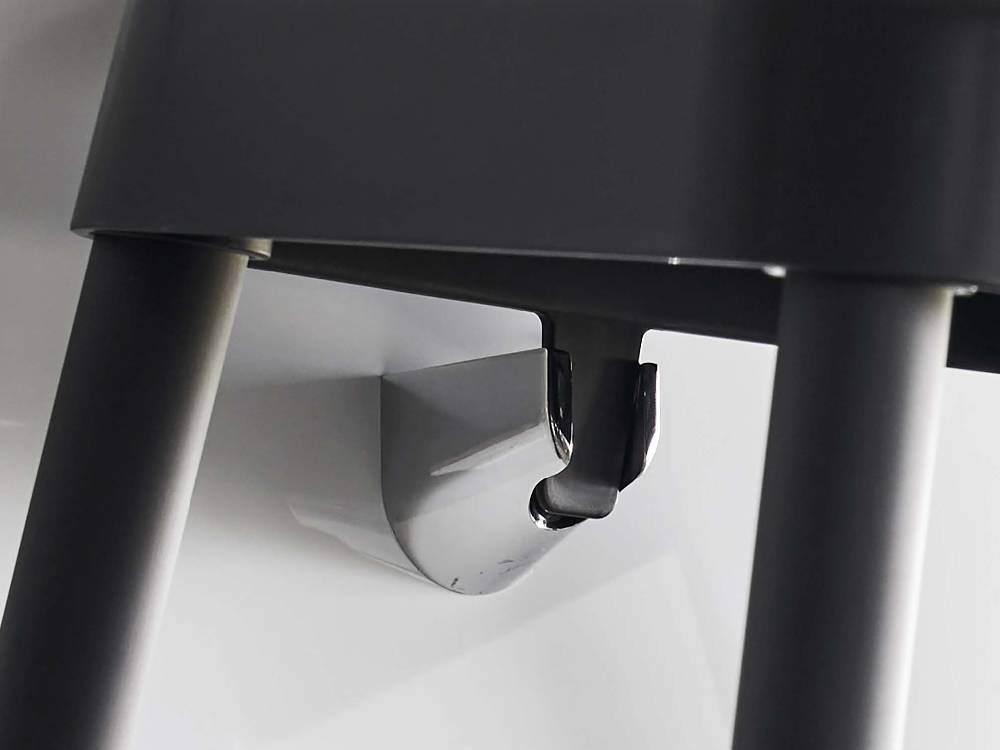 MISTの引っ掛け風呂イス SH35。グレーとシルバーのプラスチック、カーボンファイバー、スチール製で、耐荷重約100kgに対応する風呂用イス