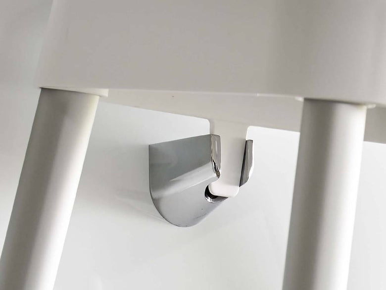 【MIST/ミスト】引っ掛け風呂イス SH30 の製品画像。プラスチック製の座面とシルバーのアルミニウム合金パイプを特徴とする浴室用イス。