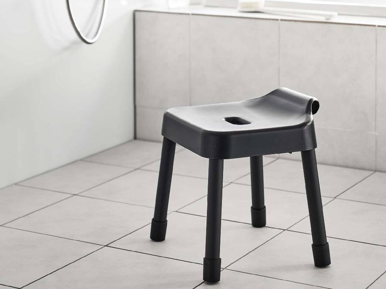 浴室に掛けられたMISTミストの引っ掛け風呂イス SH30。ポリプロピレン製の座面とアルミニウム合金パイプ、滑り止めエラストマーが特徴。