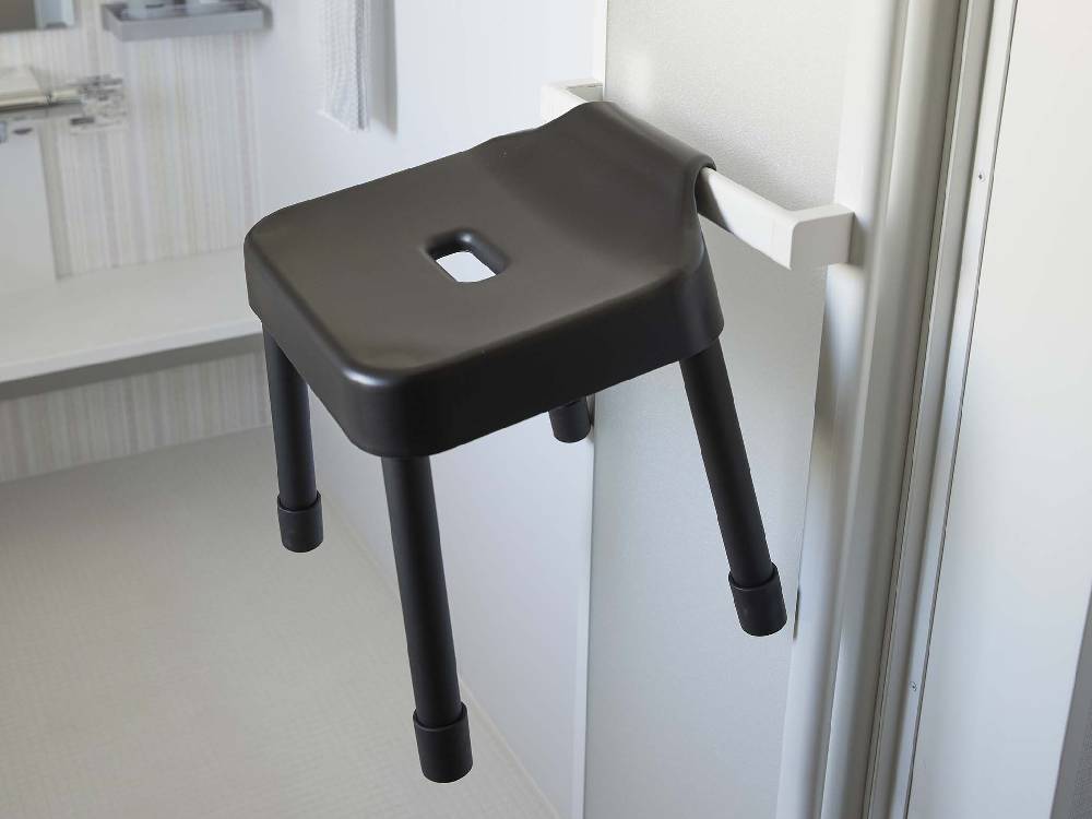 グレーのプラスチック座面とアルミニウム合金パイプを使用した、耐荷重100kgの【MIST/ミスト】引っ掛け風呂イス SH30