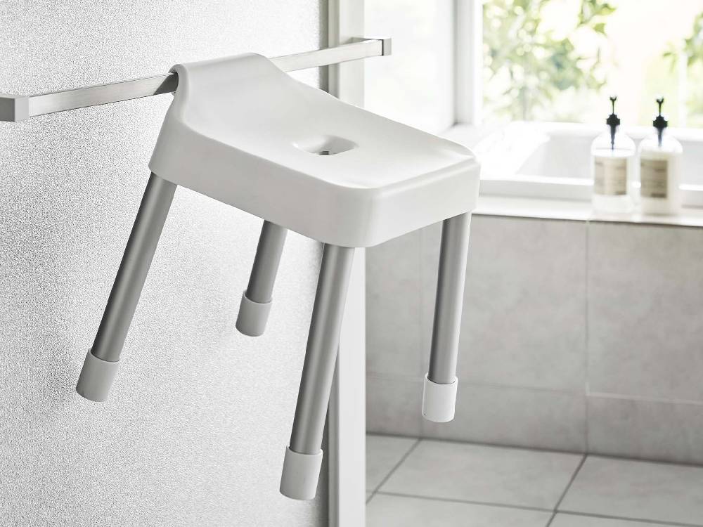 【MIST/ミスト】引っ掛け風呂イス SH30。ポリプロピレン製の座面とアルミニウム合金のパイプを使用した、耐荷重約100kgの浴室用風呂イス