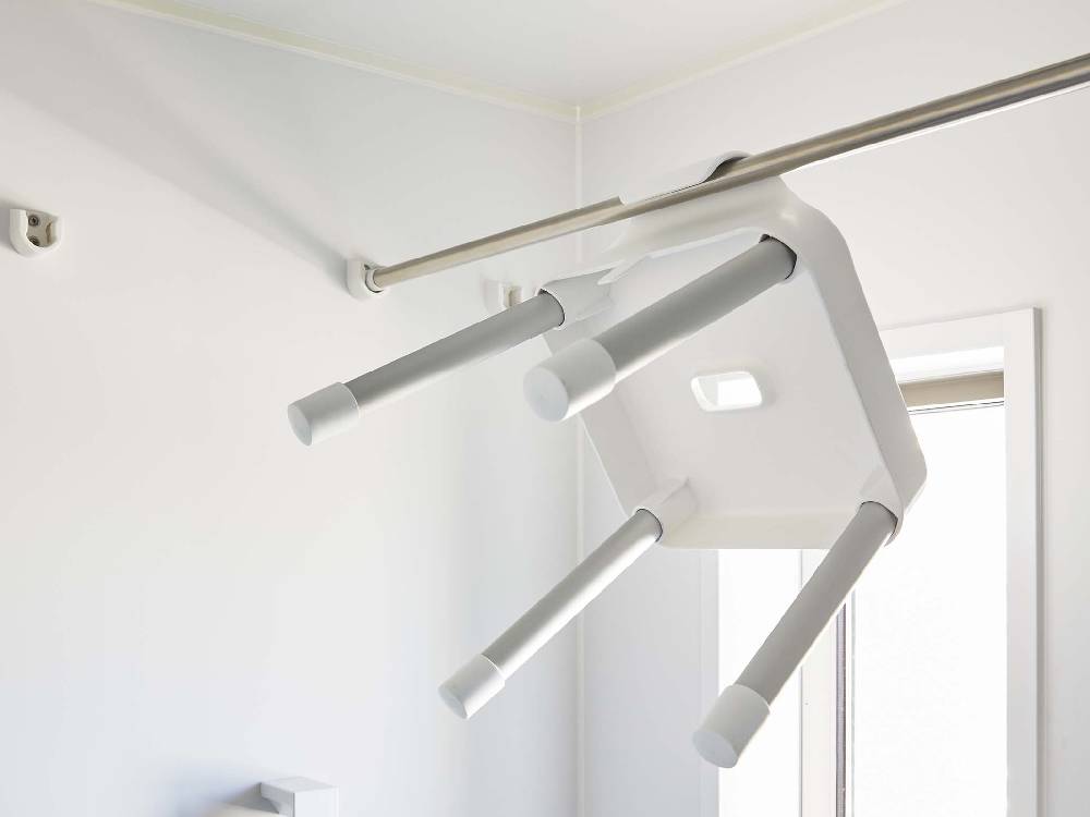 MIST/ミスト 引っ掛け風呂イス SH30 - シルバーのアルミニウム合金パイプとポリプロピレン座面を持つ、耐荷重100kgの浴室用引っ掛けイス