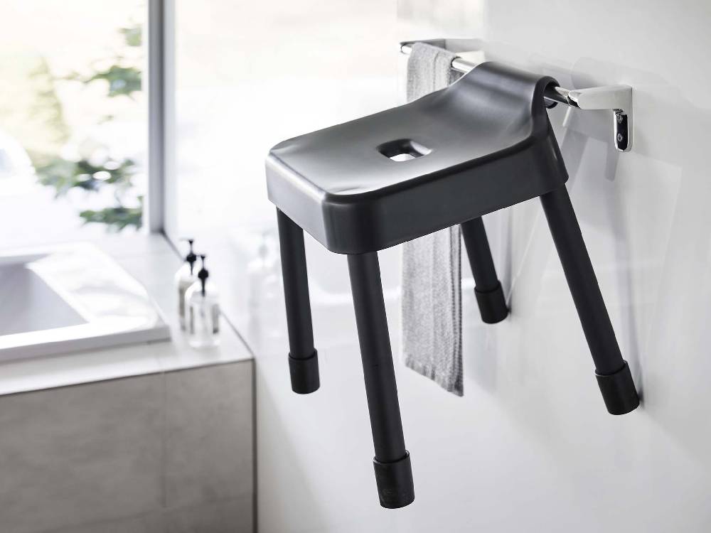 シルバーの水栓とシンクが備わったバスルームの家庭用ハードウェアとプラスチック製品の写真