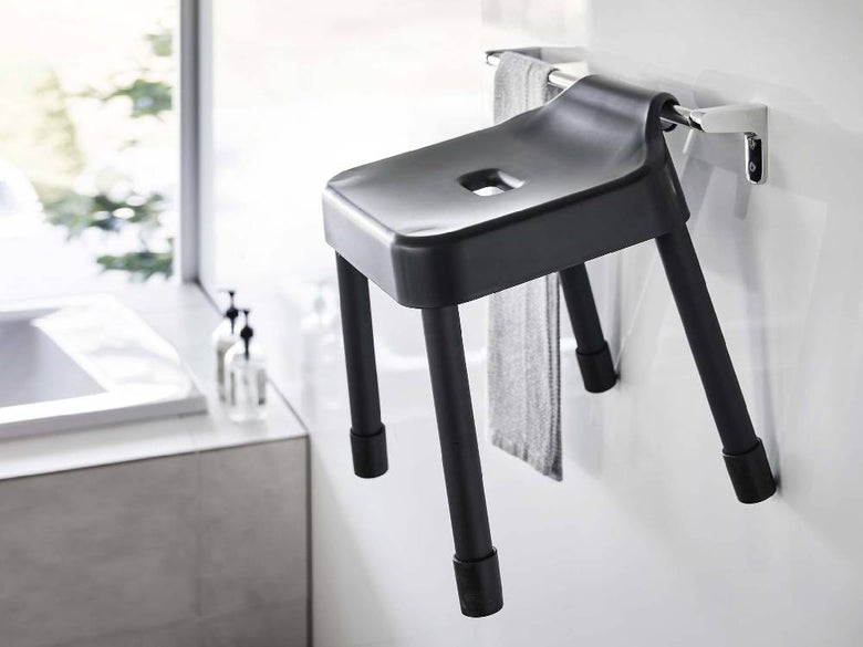 シルバーの水栓とシンクが備わったバスルームの家庭用ハードウェアとプラスチック製品の写真