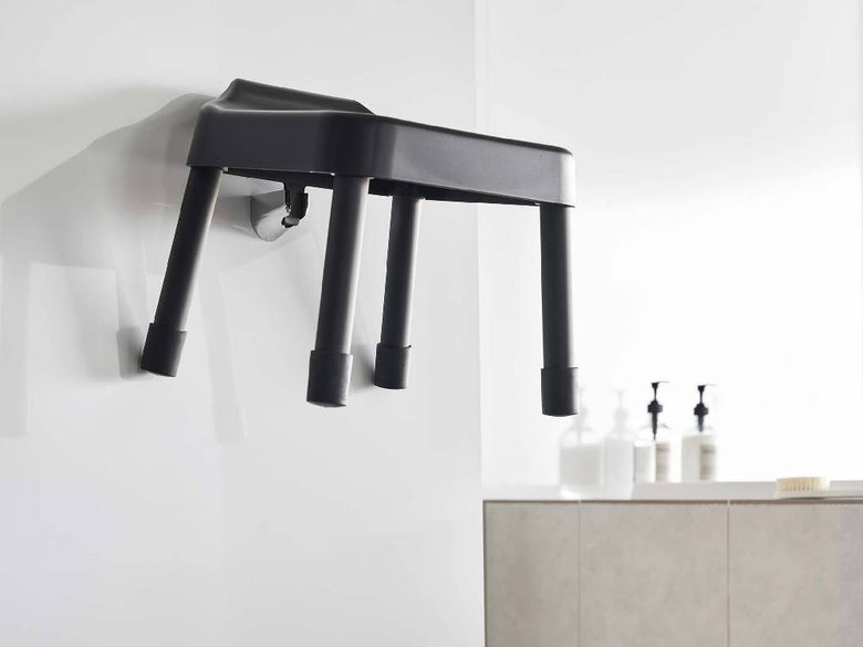 グレーとシルバーのプラスチック製ライトフィクスチャが搭載された【MIST/ミスト】引っ掛け風呂イス SH25