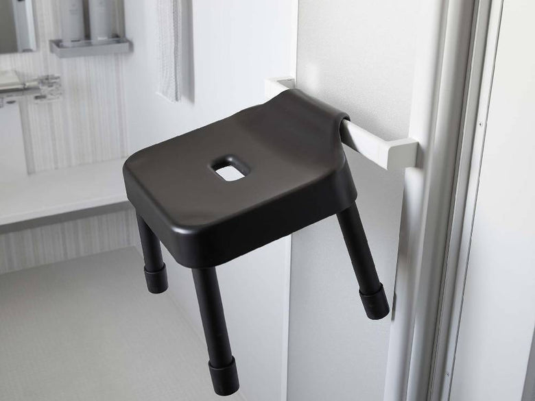 MIST/ミスト 引っ掛け風呂イス SH25のグレーのプラスチック座面とアルミ合金パイプを備えた風呂用イスの画像