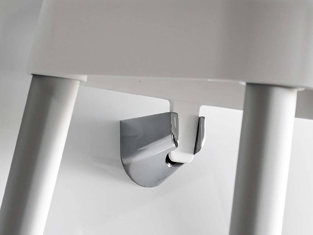 白い座面と銀色のアルミパイプを使用した【MIST/ミスト】引っ掛け風呂イス SH25