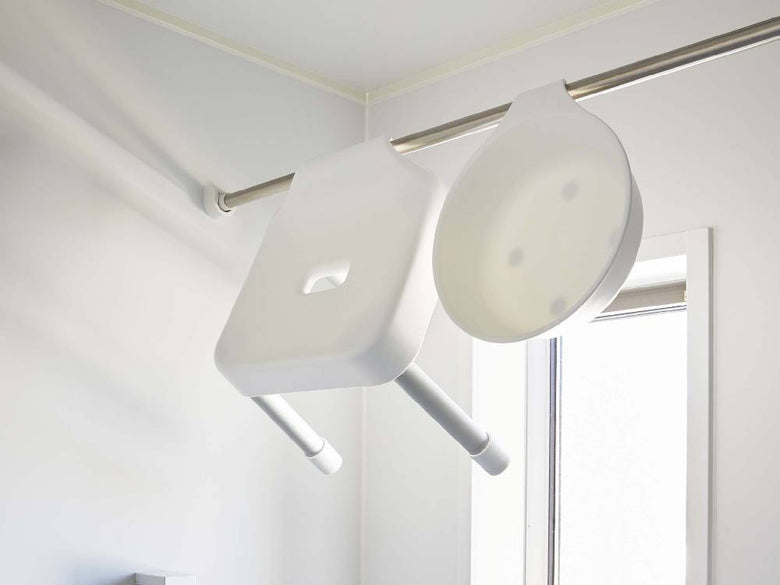 シルバーのアルミニウムパイプとポリプロピレン製座面を持つ引っ掛け式風呂イス SH25