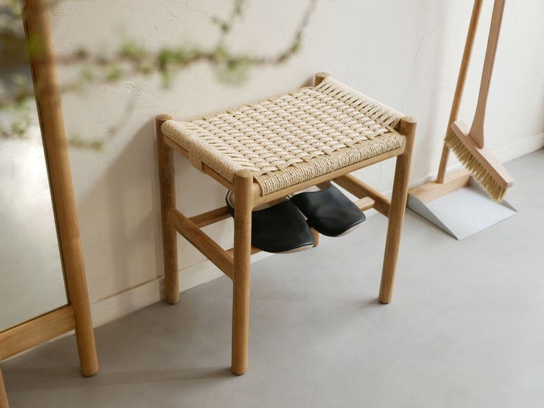 チーク無垢材とサンフラワーラタンを使用したHOKOSのアウトドア用ペーパーコードスツール