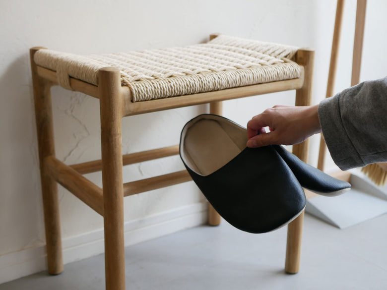 チーク無垢材とペーパーコード、ウールを使用したサンフラワーラタン製HOKOSペーパーコードスツール