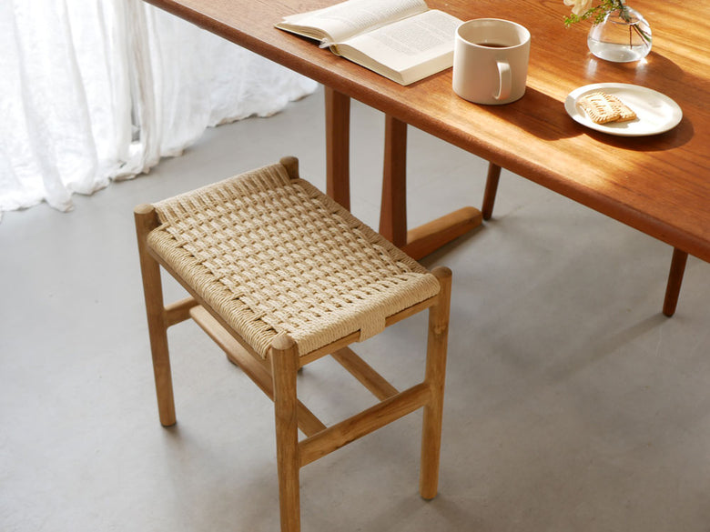 HOKOSのサンフラワーラタンとペーパーコードを使用したチーク無垢材のスツール