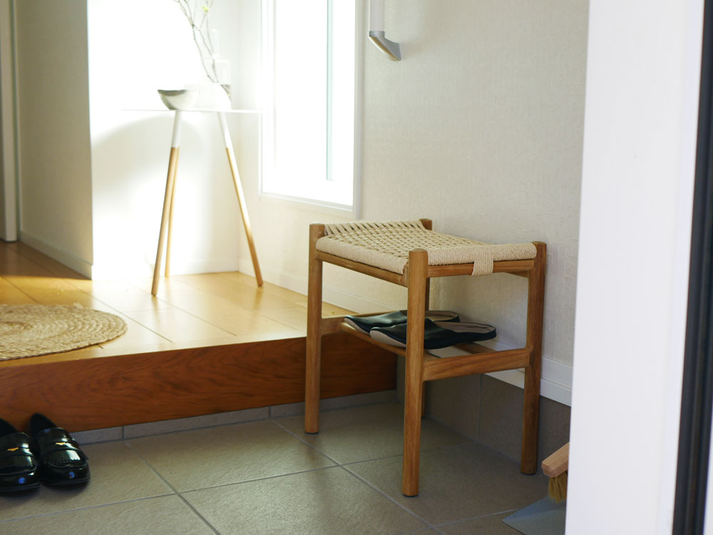 サンフラワーラタンとチーク無垢材を使用したHOKOSペーパーコードスツール