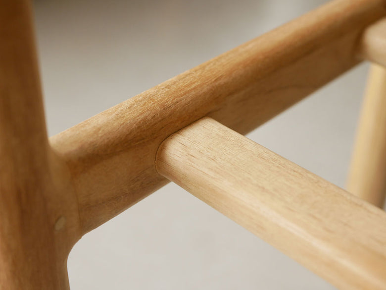 サンフラワーラタンとチーク無垢材を組み合わせたHOKOSペーパーコードスツール。自然素材を使用したスタイリッシュな椅子。