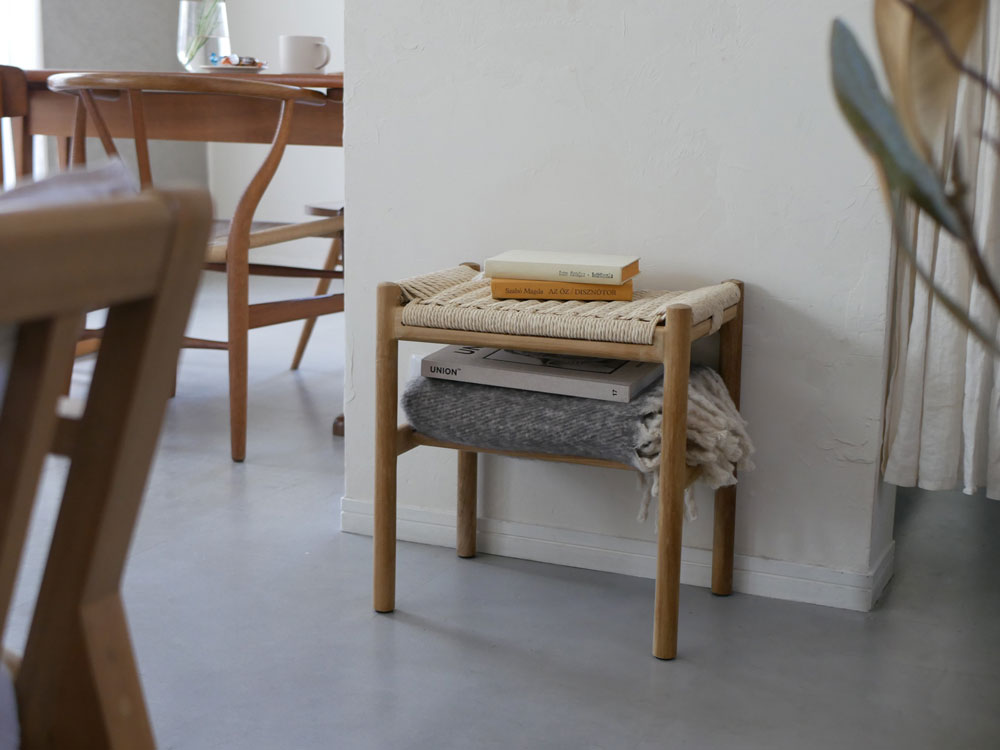 サンフラワーラタン HOKOSペーパーコード×チークスツール。チーク無垢材とペーパーコードを使用したアウトドア用のスタイリッシュなスツール