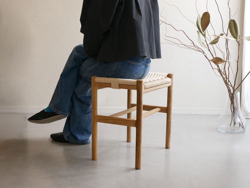 サンフラワーラタン HOKOS ペーパーコードとチーク無垢材を使用したアウトドア用木製スツールの写真