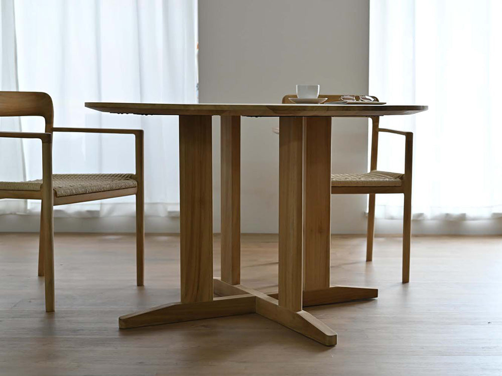 サンフラワーラタン製の茶色いチーク無垢材使用HOKOSラウンドダイニングテーブル