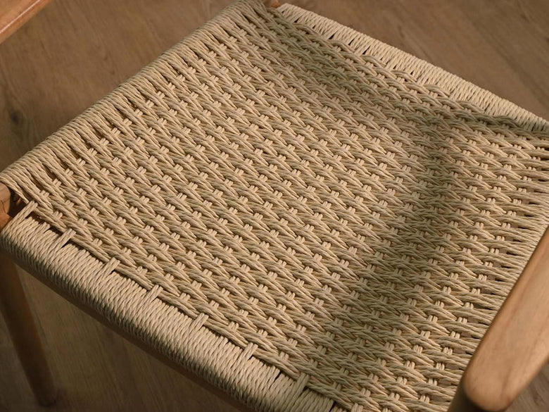 サンフラワーラタンとチーク無垢材を使用した茶色のHOKOSダイニングチェア