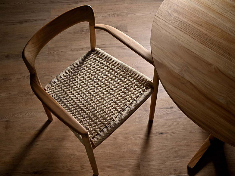 HOKOSサンフラワーラタンダイニングチェア。チーク無垢材とペーパーコードを使用した自然素材の屋外用木製椅子で、アームレストが付いています。