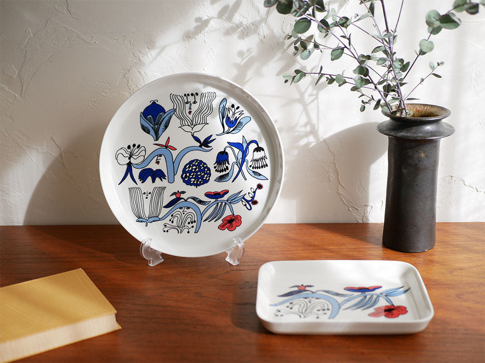 アラビア製プータルフリの磁器プレート。24cmと15x19cmの2サイズが並んでいます。