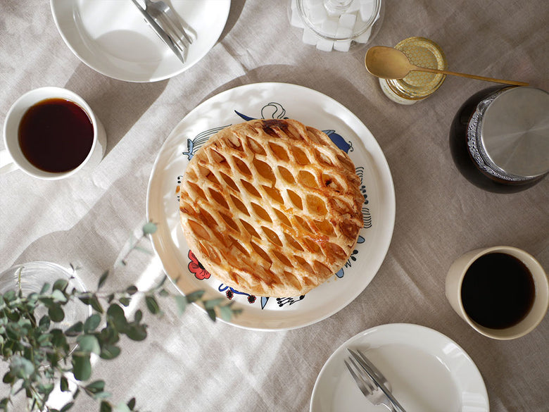 Arabiaアラビア製の磁器プータルフリプレートにパイが盛られたテーブルウェアの写真