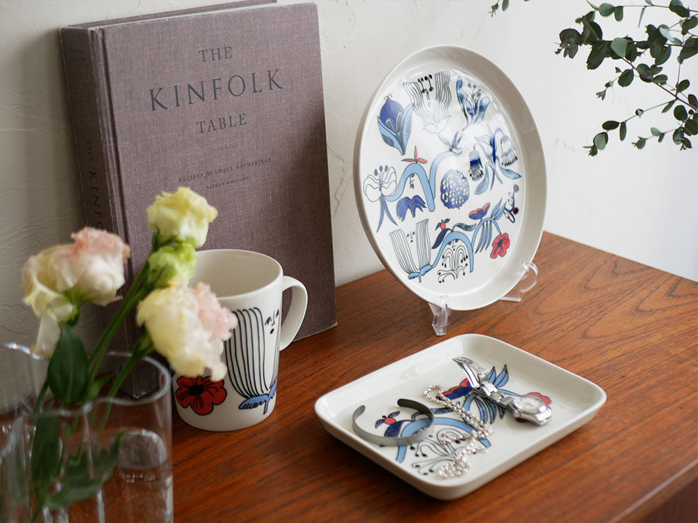 アラビア製プータルフリの磁器プレート、24cmと15x19cmのサイズが並んでいる写真